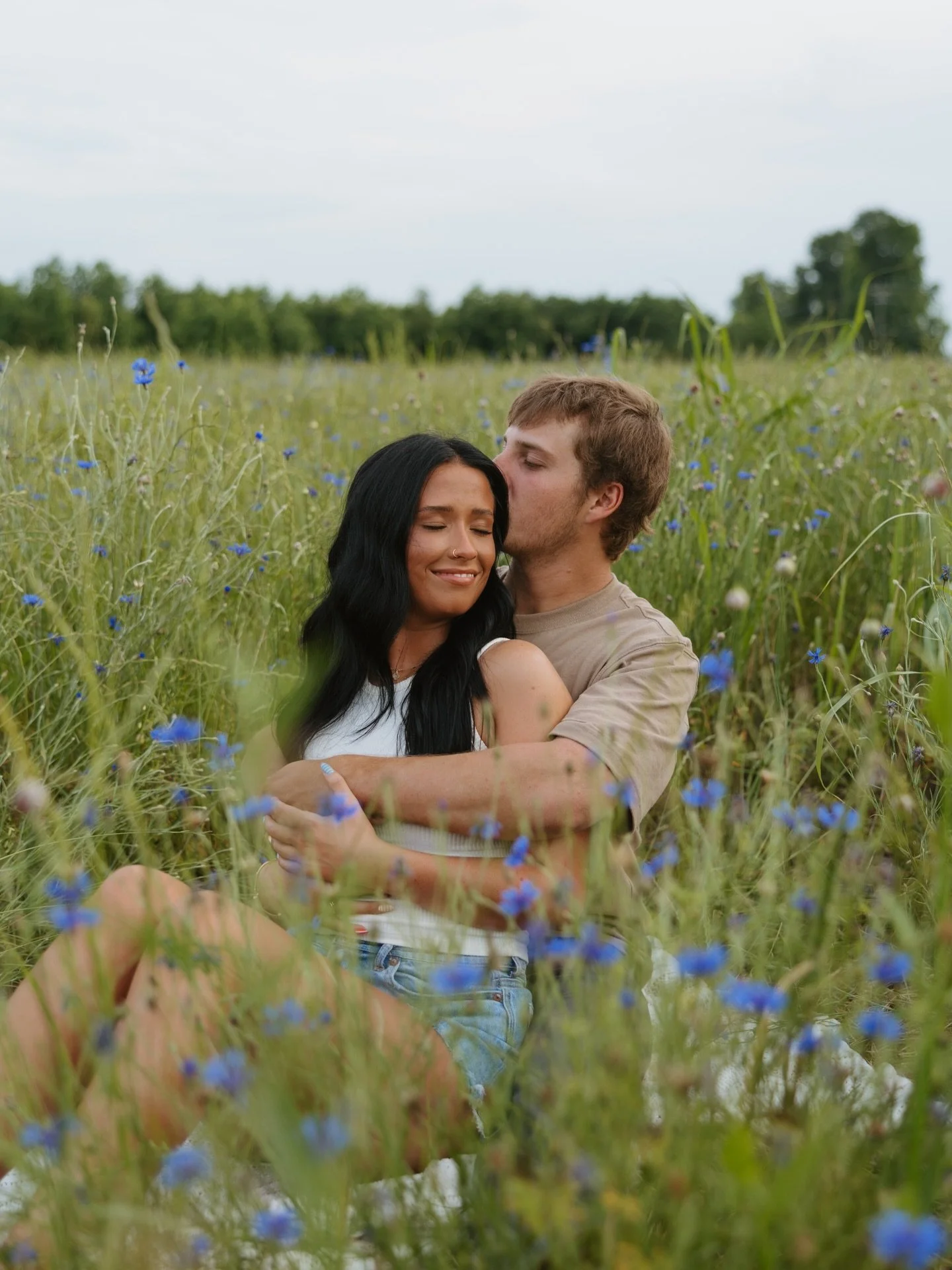 Reminiscing on this whimsical flower field session from last year as the cornflowers start to bloom again 💙