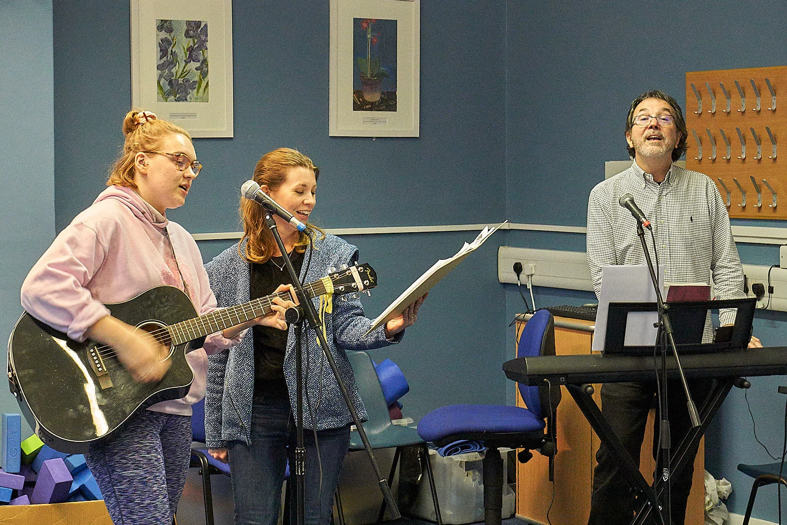 Sherwin sings with Ella Brady and Amy Overstreet in Edinburgh, Scotland.
