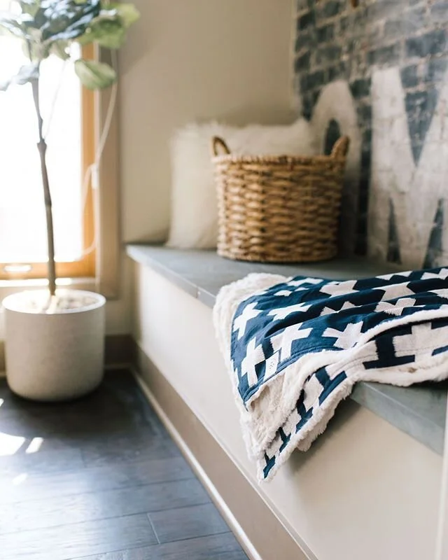 Our throw blanket makes this nook look soooo inviting! Anyone else want to curl up for a Monday afternoon nap? 😳 How do you power through? Afternoon coffee? Matcha? Power walk?