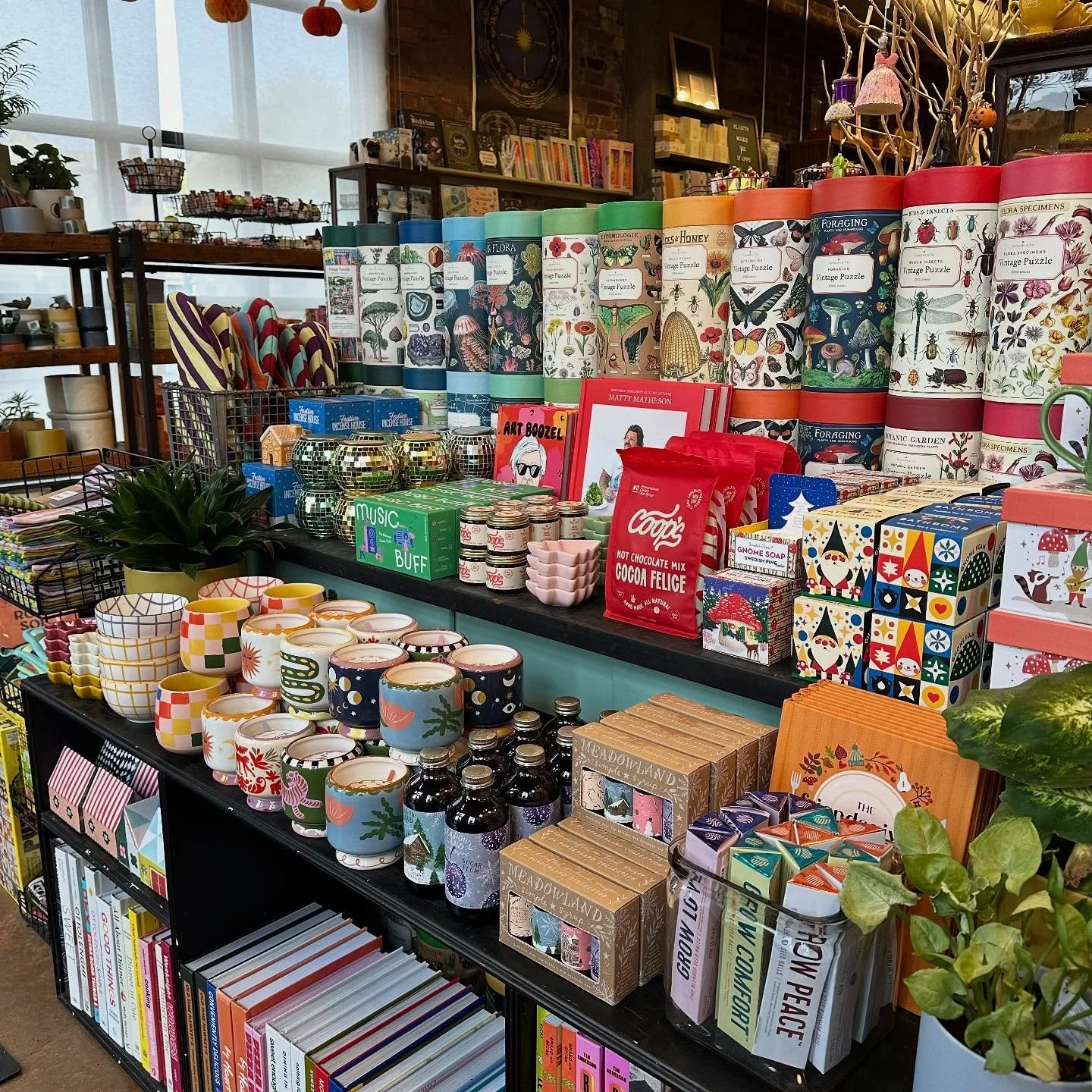 More holiday goodies just arrived🎄🎁

Come see what&rsquo;s new - we&rsquo;re here &rsquo;til 7 today!

#nestdetroit #holiday #gifts #shopsmall #shoplocal