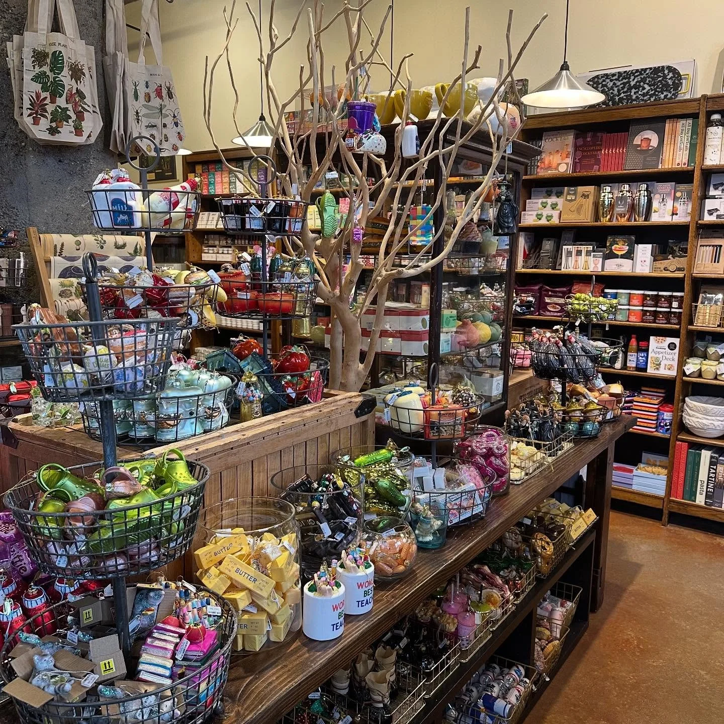 Whether you&rsquo;re craving something new for your tree or searching for that just-right gift, we&rsquo;ve got you covered with the season&rsquo;s best holiday ornaments - here &lsquo;til 7 today!🎄✨

#nestdetroit #ornaments #deckthehalls #gifts #sh