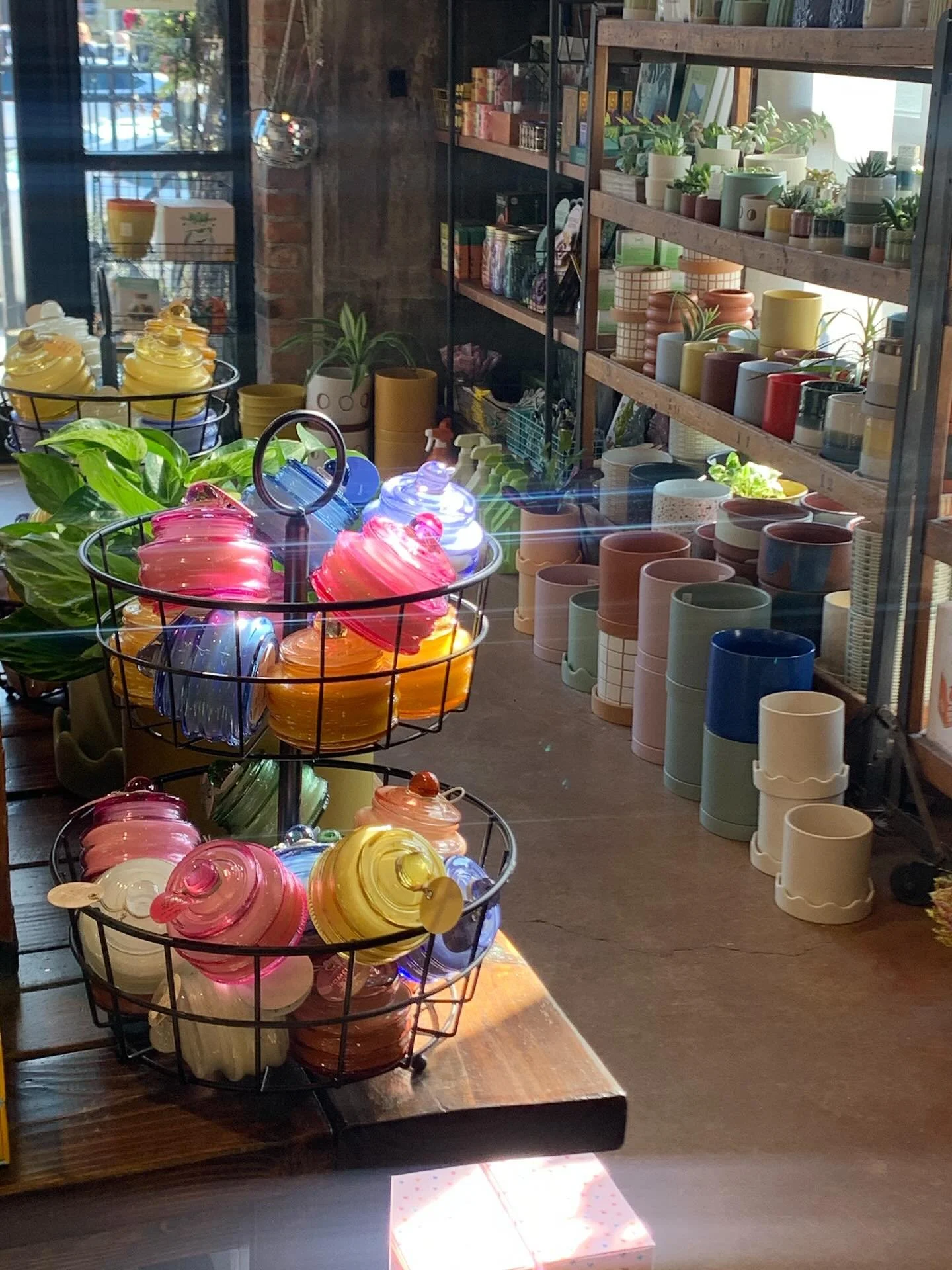 The sun is shining and we are fully stocked up on the prettiest candles from @paddywaxcandles! Stop by and say hi - here til 7! 🌞

#shopsmall #shoplocal #candles #shopviews