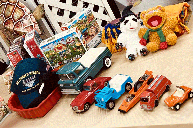 Vinage playtime, a nod to a past president as Fozzie and Lambchop look on. 