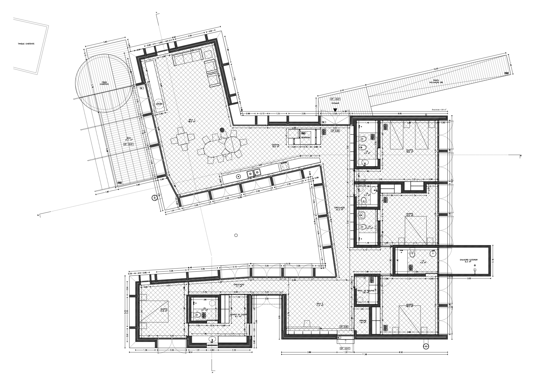 Planta arquitetônica detalhada de um edifício residencial ou comercial com várias áreas, quartos, banheiros, cozinha, sala de estar e áreas externas, com medidas e anotações técnicas.