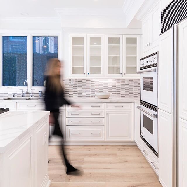 Who doesn&rsquo;t love a crisp and clean kitchen? 💃🏼
We used @tilebar subway tiles to give this space a beautiful backdrop, then to tie the space together, we paired it with classic panelled cabinets! 📷 @abel.ones