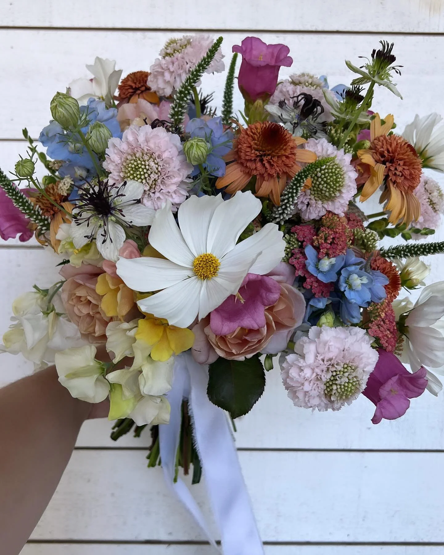 For L+W 🤍
Loved creating these vibrant summer wedding bouquets this week! All of these flowers were grown on our farm and the locally grown roses are from @blumenflowerfarm ✨