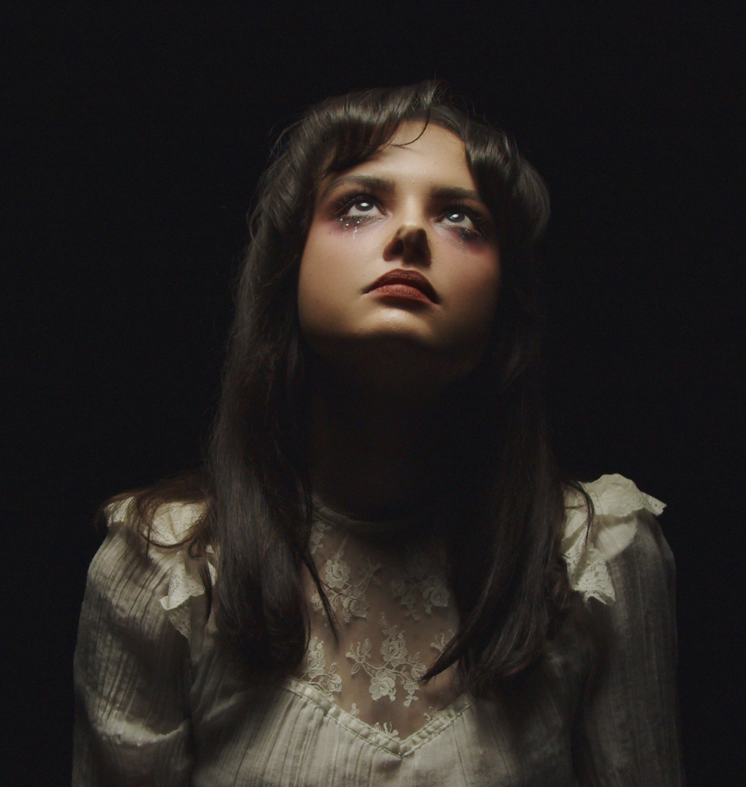 Yasmin de Laine's Debut EP Explores the Dark Depths of Love in Haunting Gothic Folk Soundscapes