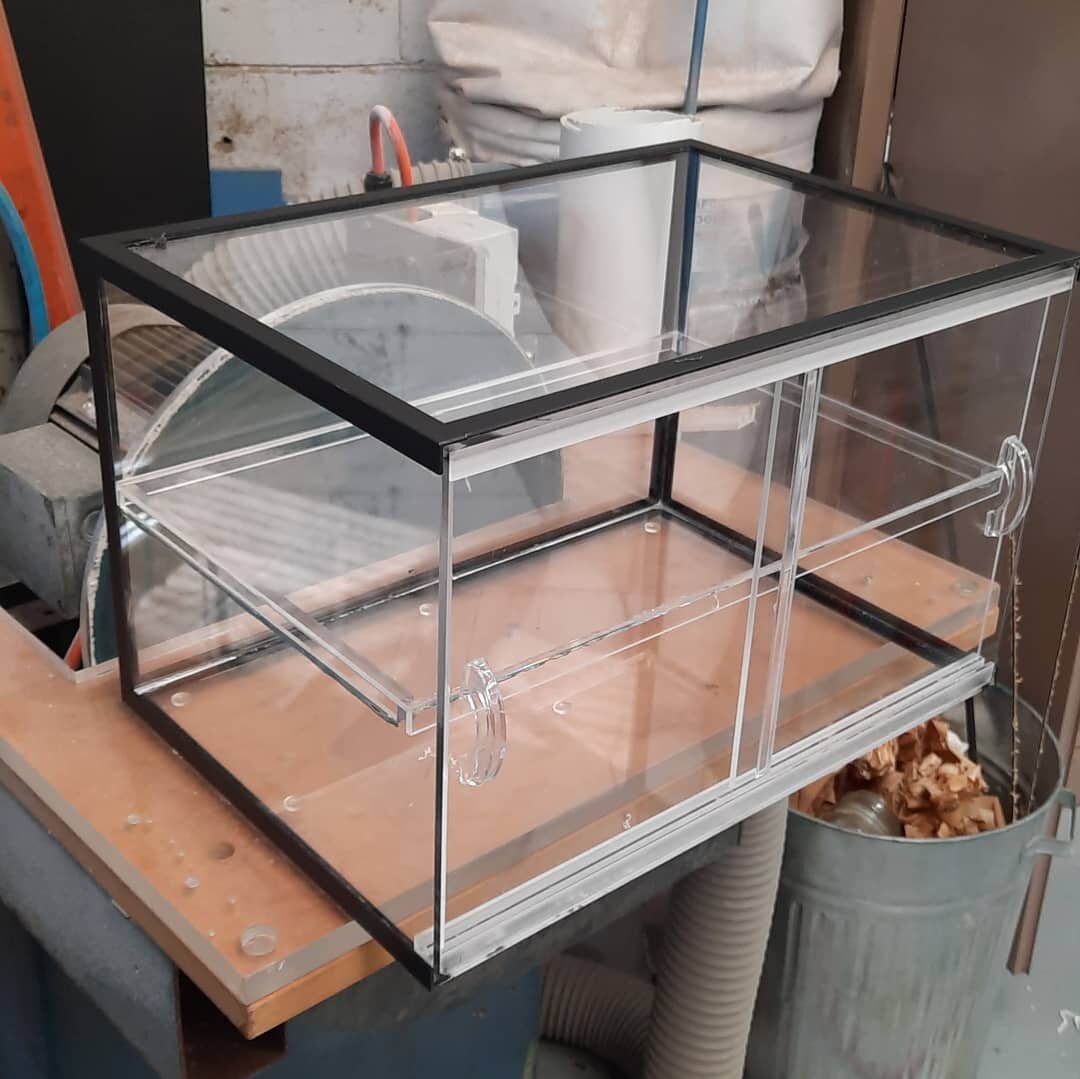 Custom Food/display cabinet with sliding doors. Satin black trim on edges.

#plasticfabrication #plasticwelding #justmakeit #acrylic  #stillworking #northernriversscreens #decorativescreens  #plasticfabrication #justmakeit #acrylic #stillworking #cov