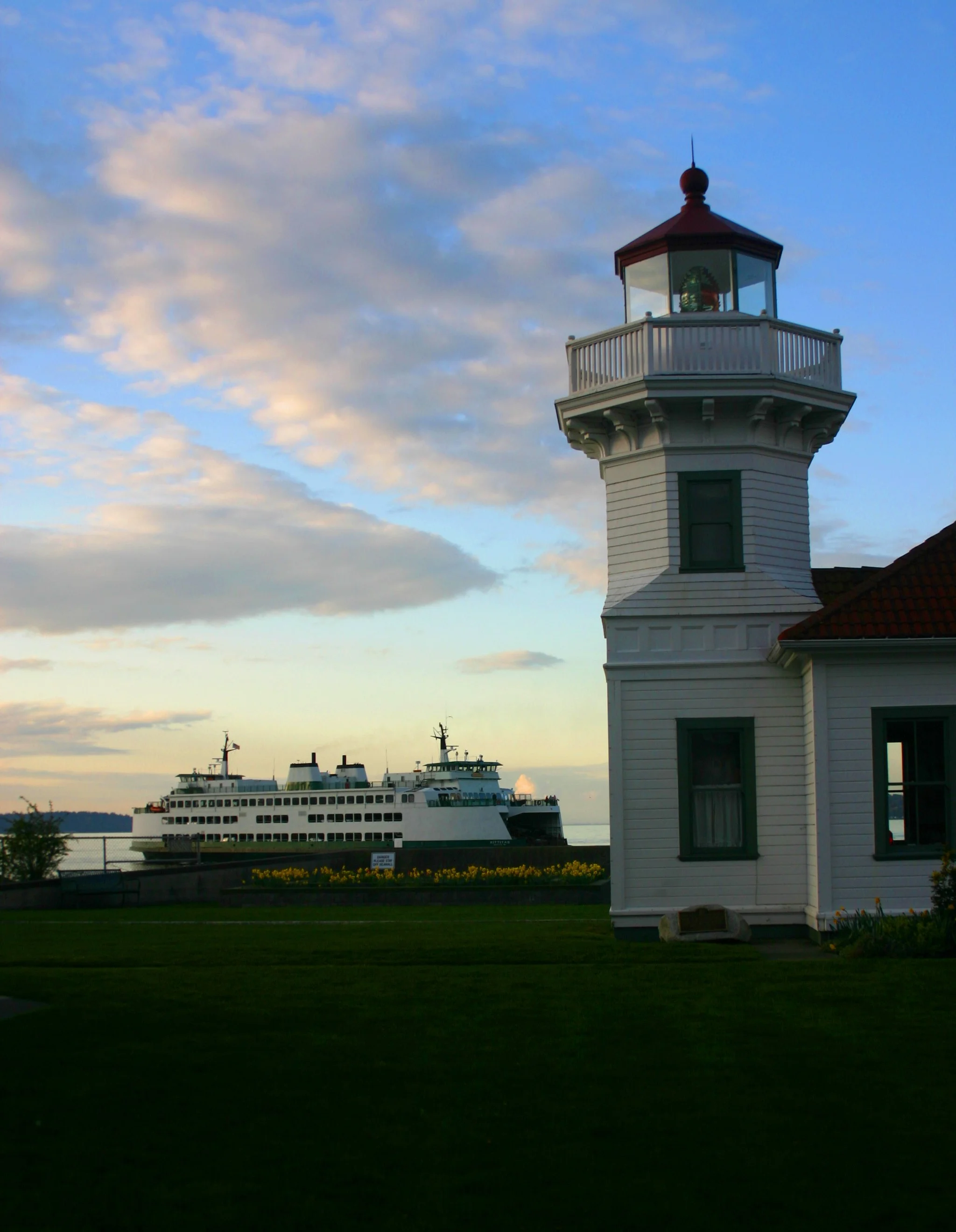Mukilteo Lighthouse & ferry.jpg