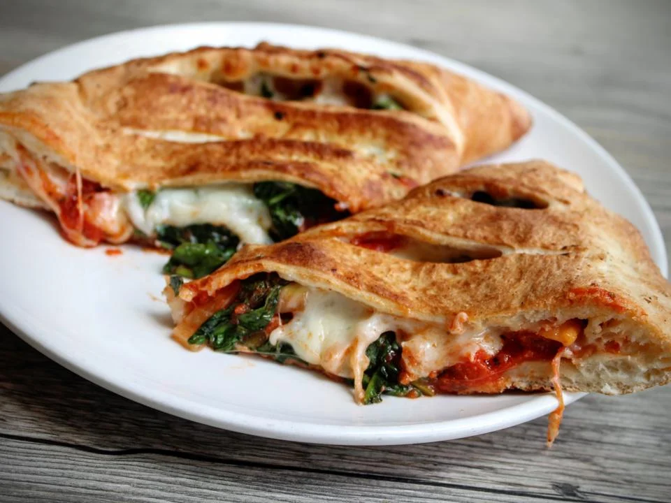 DomaniGarlicSpinachCalzone_v4__960.jpg