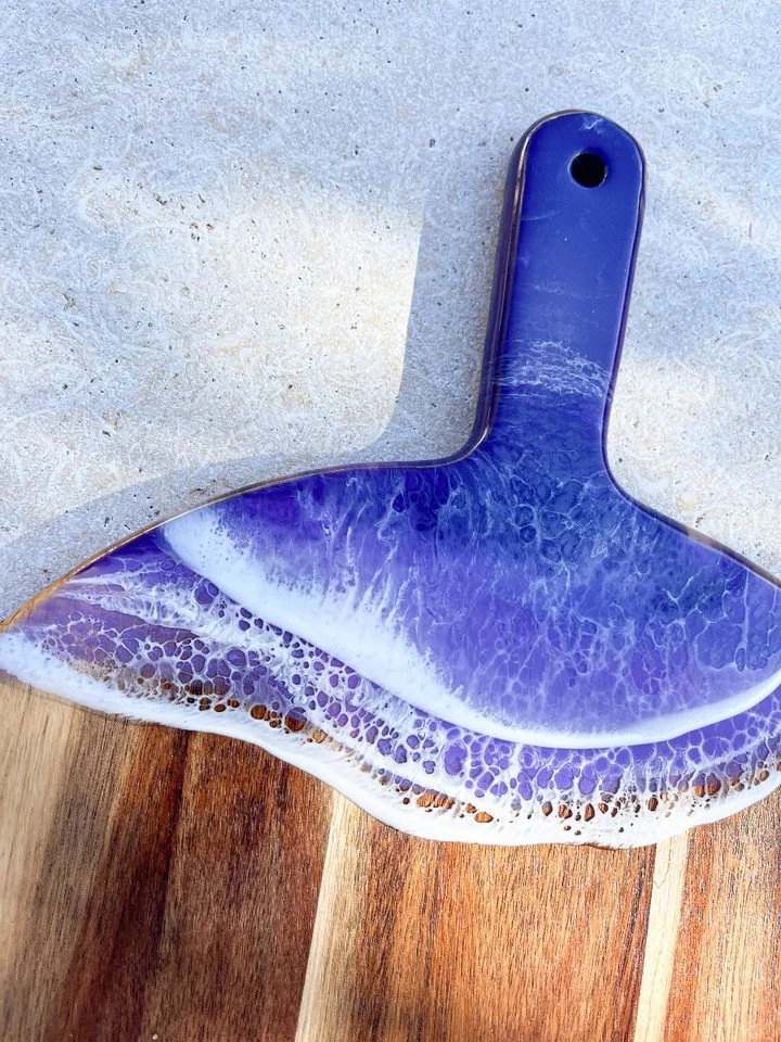 I&rsquo;ve been playing with a few wild colours lately that aren&rsquo;t available online &mdash; so I thought I&rsquo;d pop them on here first! 💜🌊
This one&rsquo;s a stunning purple ocean design poured on rich acacia wood. Available as a set with 