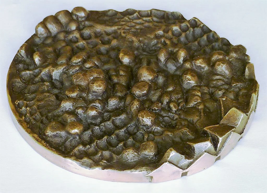2017, Living on the Edge, Cast bronze, 150mm diameter, Artis gallery, Auckland.