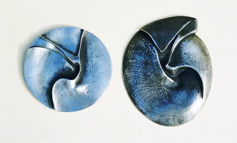 1989, Heart of the Pacific Series: Large Pacific Heart I, Cast pewter/cast bronze, 140mm diameter. Artis gallery, Auckland.