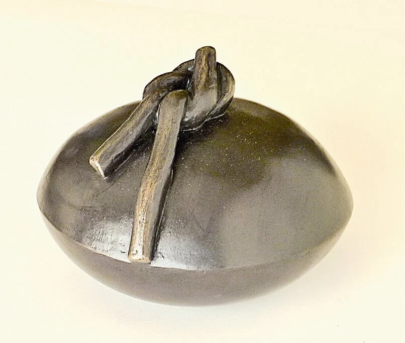 Drift Unravel, 2020, Cast bronze, c. 110 x 130 x 140mm, Artis Gallery, Auckland.