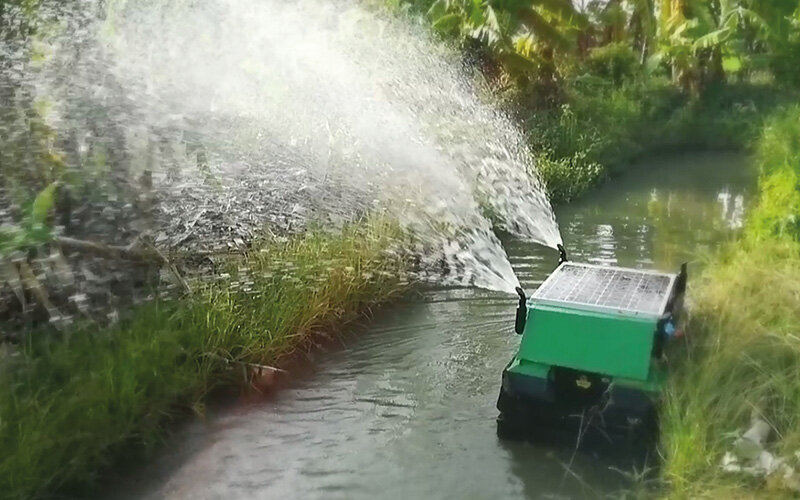 Auto watering machine boat