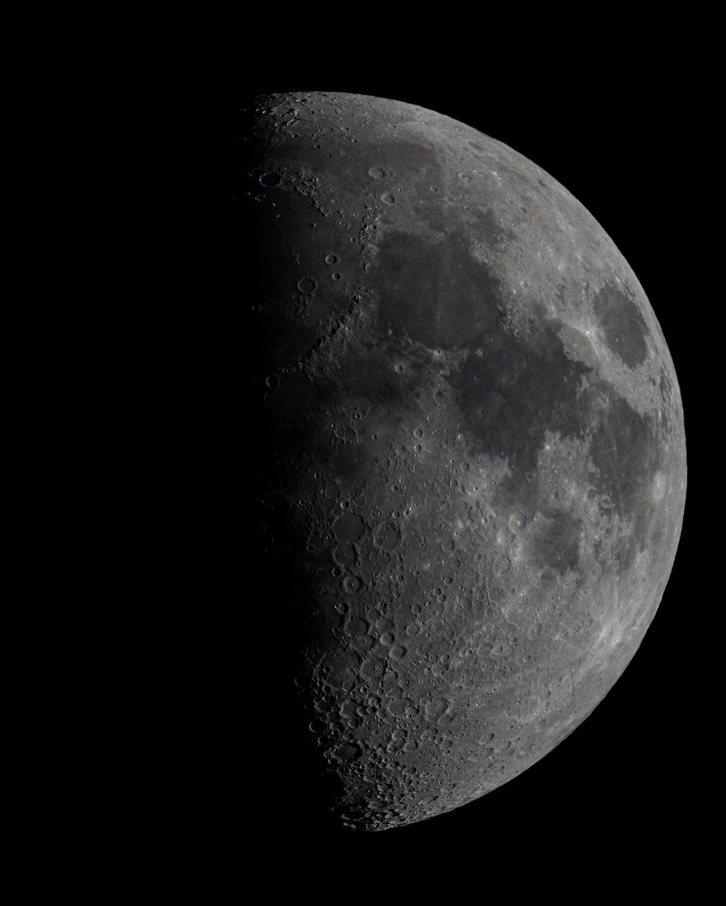 🌓✨👑
.
.
.
.
.
.
.
.
.
.
.
.
.
.
.
#moon #moonlove #plan&egrave;te #moonwalk #starphotography #sonyalph #nightsky #universetoday #astrophoto  #nightscaper #astronomia #astro_photography #moonphoto #selenophile #astrofotografia #moonphotography #astr