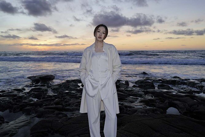 📸Embracing the serenity of autumn at San Diego where the golden sun kisses the horizon🌅 📍 La Jolla Beach

Nordic-inspired, casual elegance in layers of white. 🍂 
.
.
.
.
.

.
.
#AutumnElegance #lajollabeach #BeachSunset #NordicStyle #SanDiegoBeau