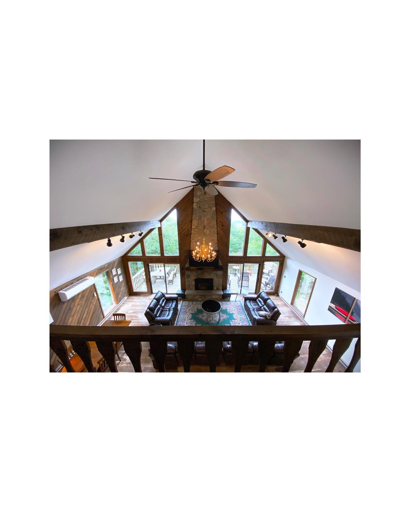 ⁣
⁣
The chandelier makes no sense and thats why we love it. The Grand Room at Sky View Chalet.⁣
⁣
⁣
⁣
#LakeHarmony #LakeHarmonyEstates #BigBoulder #BigBoulderLake #bigboulderskiarea #camelbackmountain #bluemountainresort #bluemountainskiresort #jackf