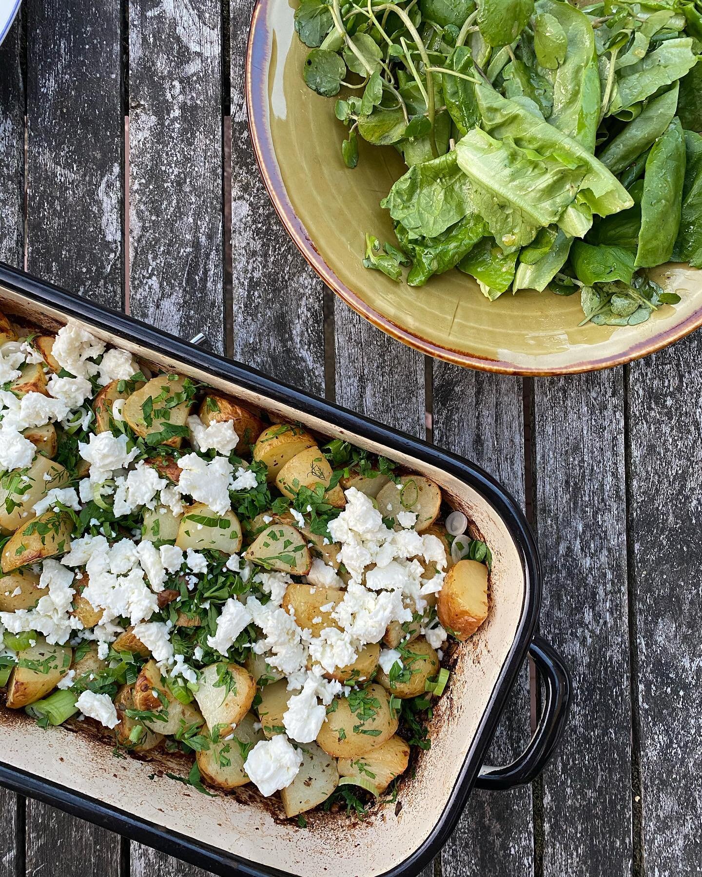 Potatoes cooked in coriander &amp; lemon. Served with spring onions, dill &amp; feta!
Yup, you guessed it! Another @5oclockapron recipe from her new book! Can&rsquo;t get enough of this book at the moment. We had these delicious potatoes with some ba