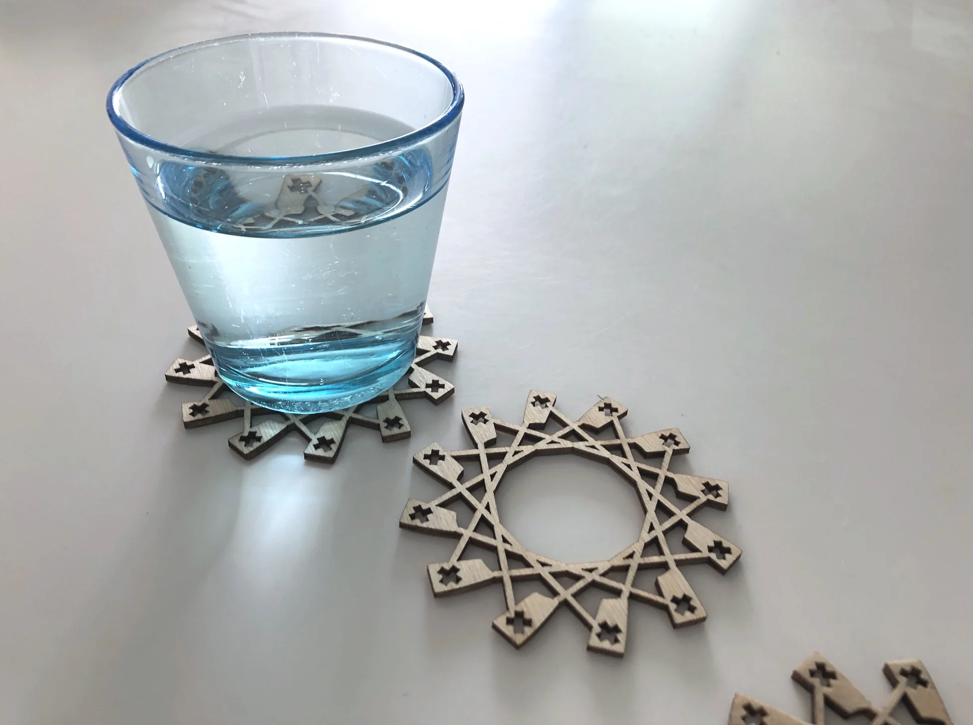Glas met onderzetters