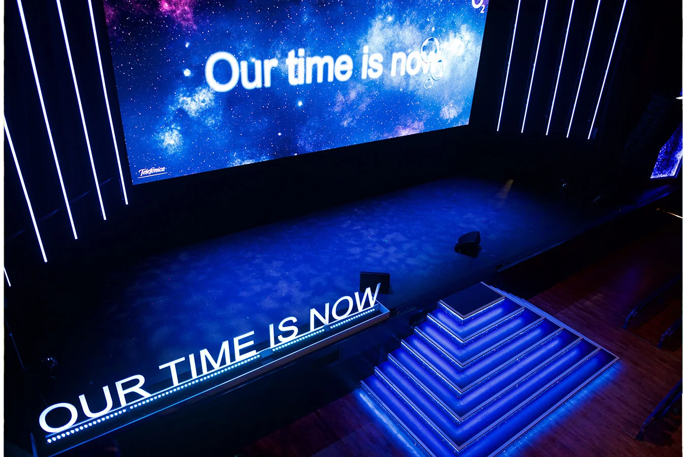02 talent show with LED tubes to draw focus to centre screen