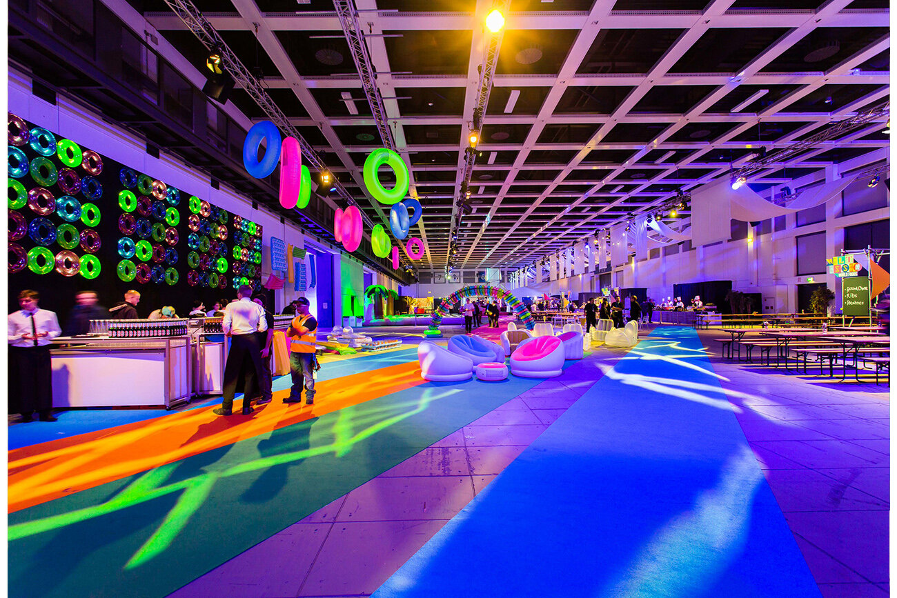Giant pixel wall from rubber rings
