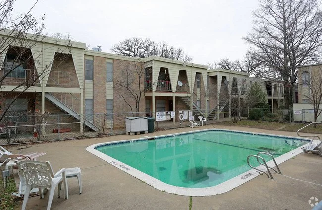 cherry-circle-apartments-arlington-tx-pool.jpg