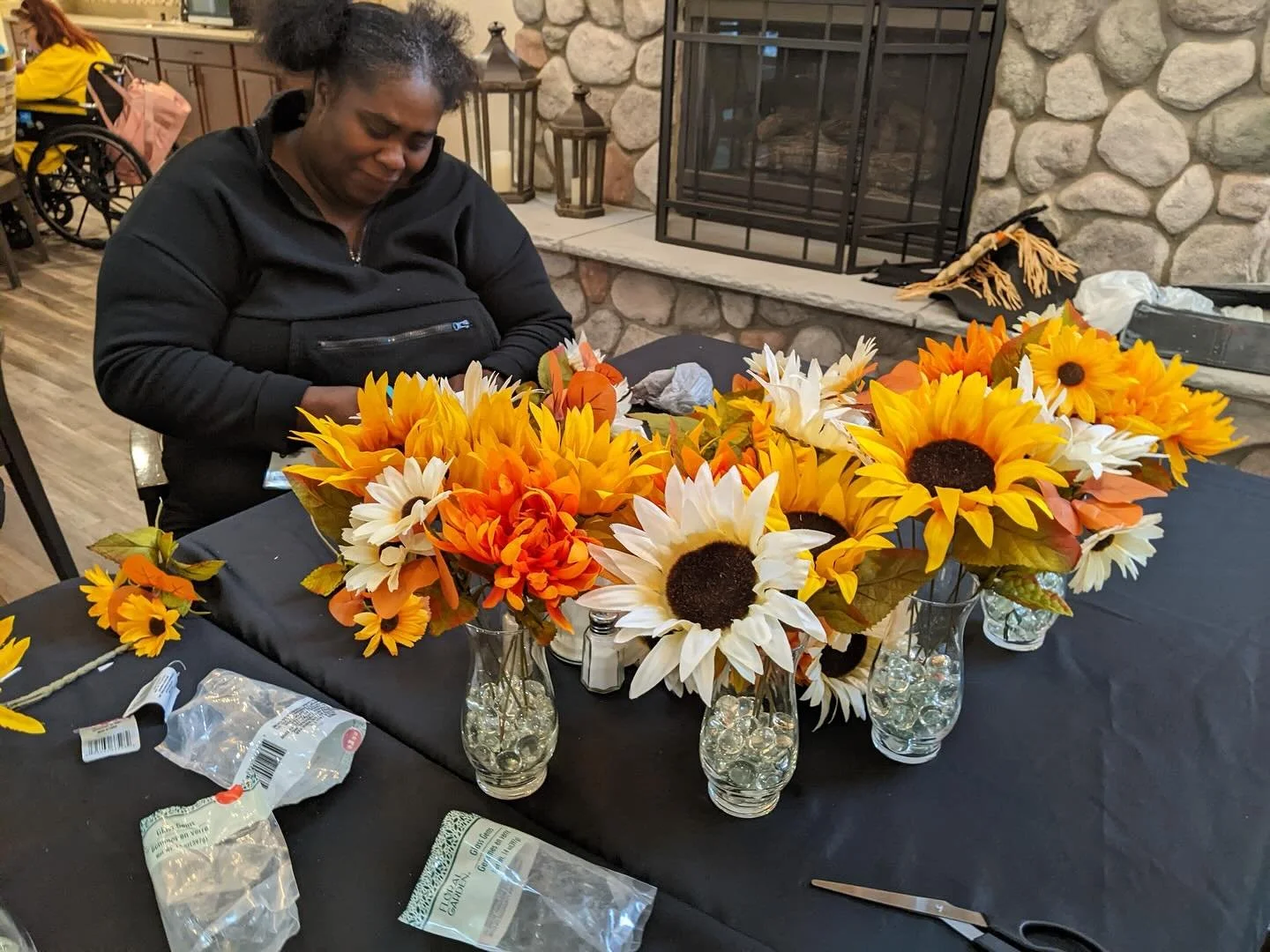 🌻 Creativity in bloom 🌻
.
Our residents had a wonderful time crafting beautiful floral centerpieces, adding a personal touch to our dining area!
.
.
.
#AssistedLiving #SeniorLiving