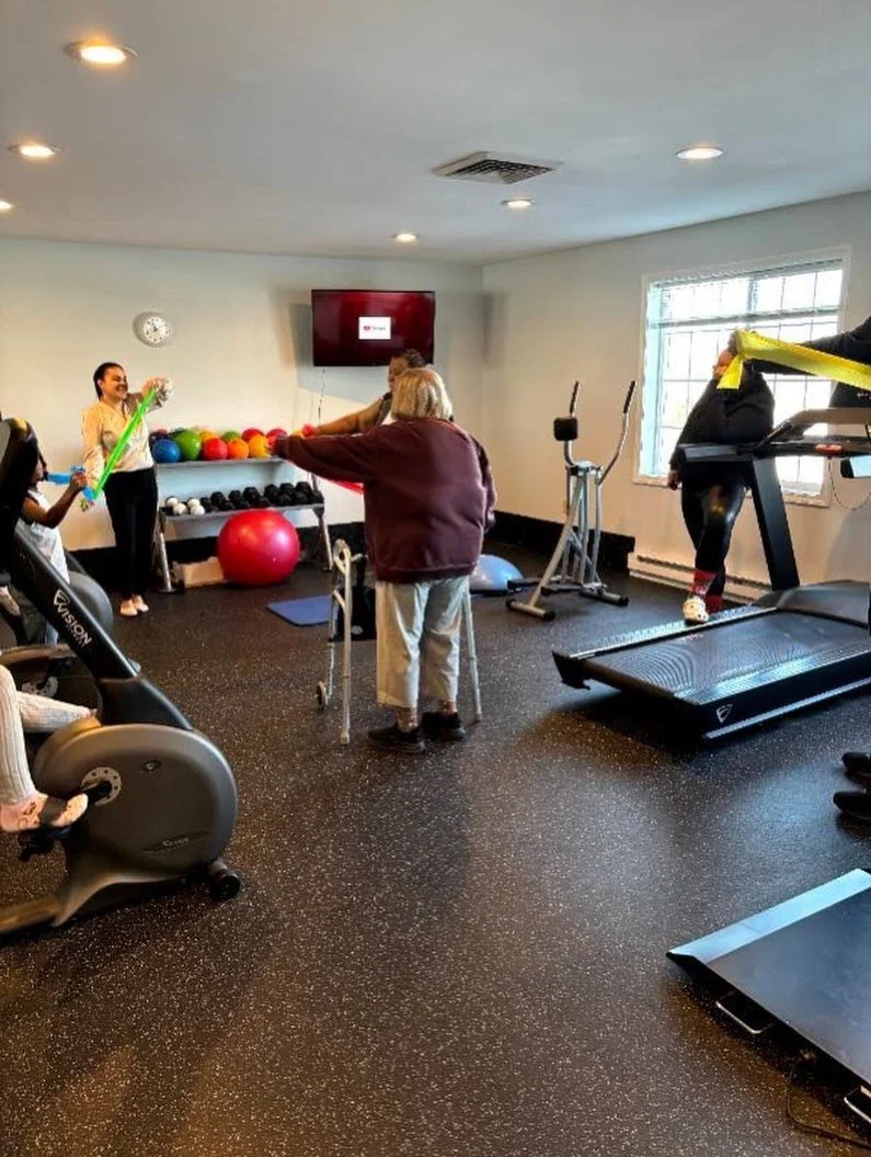 Small movements. Big Benefits.
.
From gentle stretches to strength training, we keep moving together everyday. 💪🏻
.
.
.
#AssistedLiving #SeniorLiving