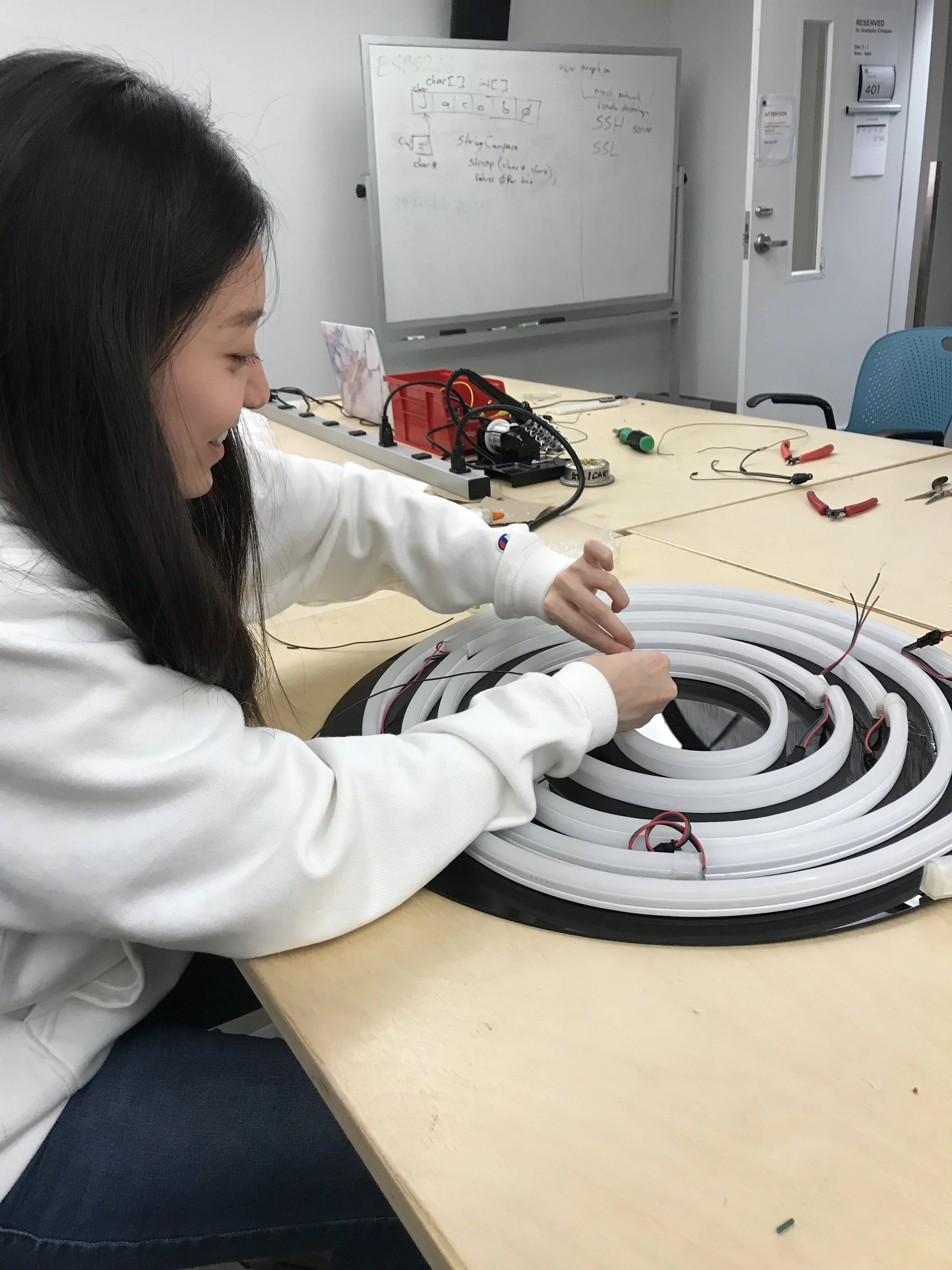  Hayan twisting wires to for LED tube data connections 