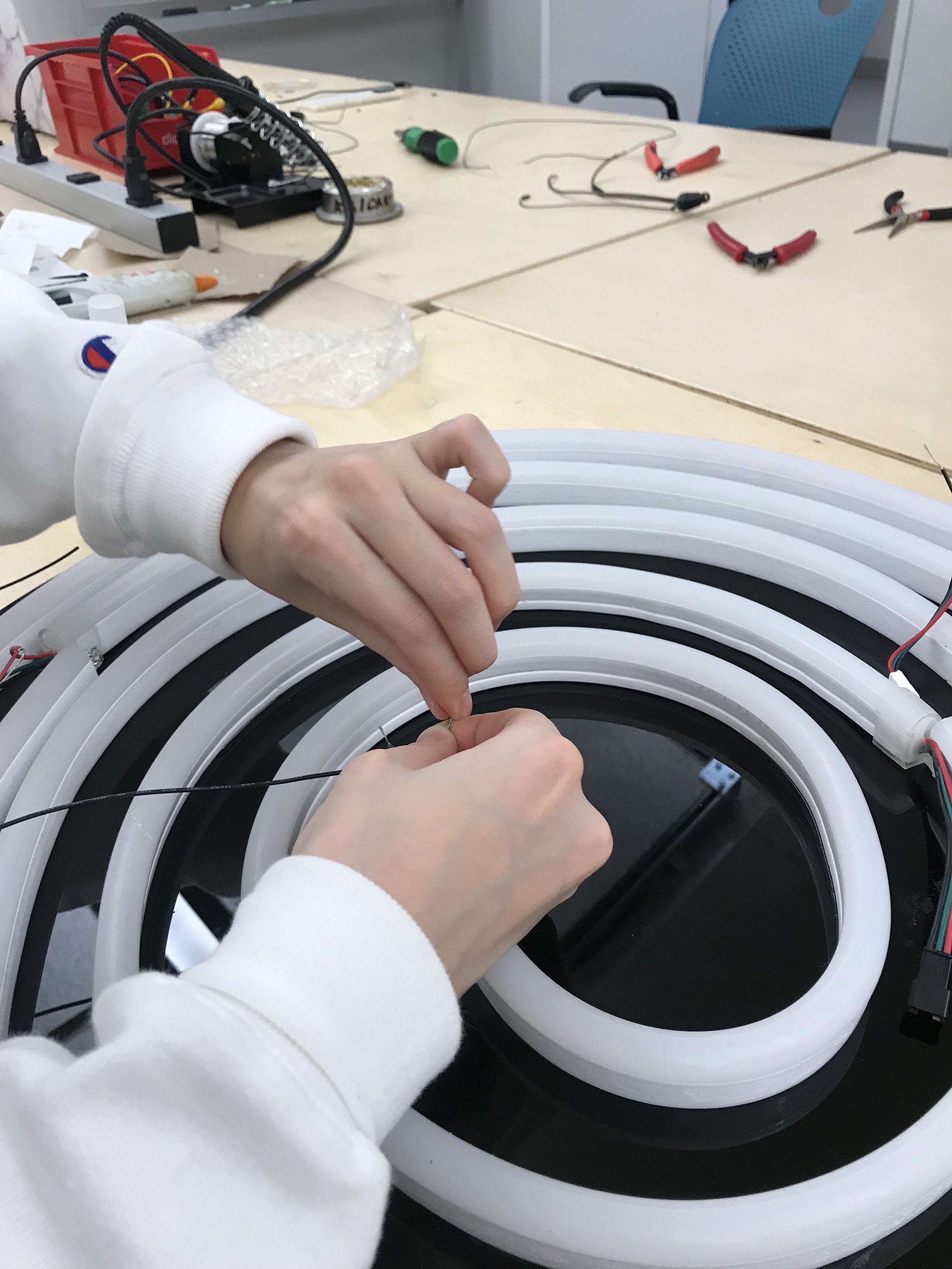  Hayan twisting wires to for LED tube data connections 