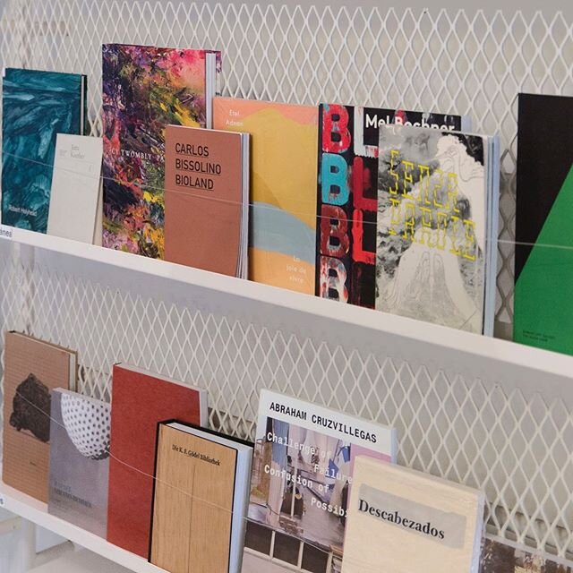 @casabosques
.
.
.
.
.
.
.
.
.
.
#libreria #bookstore #designbooks #artbooks #casabosques #carlostorrehutt