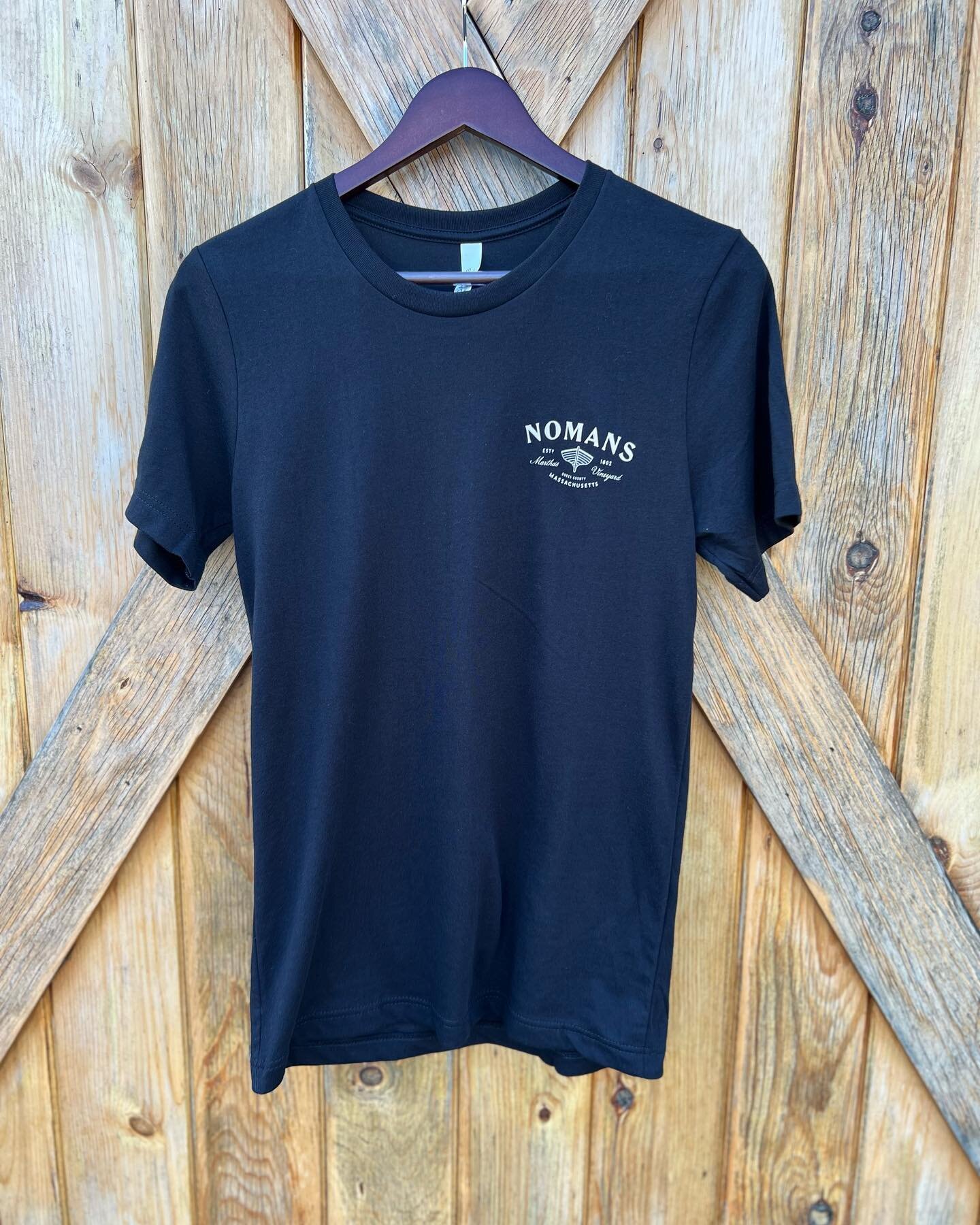 🚨 🚨New Merch Alert 🚨 🚨
🛍️🛍️Shop Now @ NomansMV.com 

#linkinbio #shopsmall #marthasvineyardstyle #marthasvineyard #marthasvineyardlife #mv #mvy #mvylifestyle #summeriscoming #oakbluffs #islandvibes #instagood #insta #instafashion #instagram #in