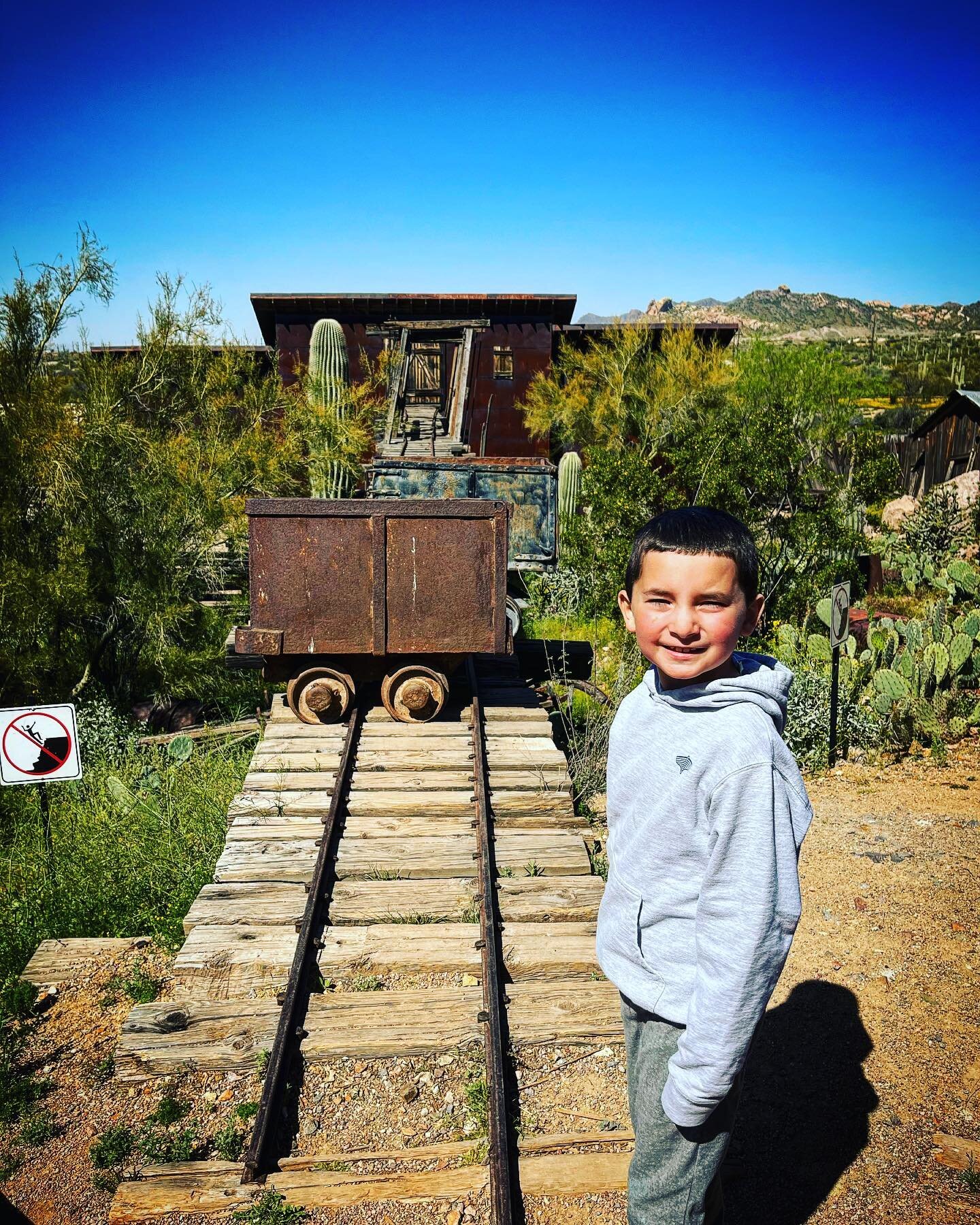 Jackson is looking good rocking The Nomans Original Logo Pullover Hoodie while traveling across the country #goldfieldghosttown 

Shop our merch 24/7 -  available on NomansMV.com #linkinbio 

#goldfield #arizona #ghosttown #merch #nomansmv #travel #t