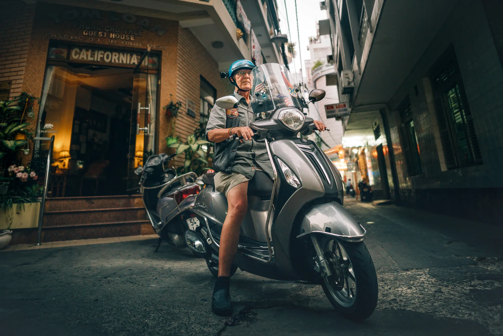 When Bill does not live with his Vietnamese family in Cam Ranh or at Hotel California in Ho Chi Minh City, he travels on his scooter to the places where Americans were stationed as young men during the war. For years, he has been riding his motorbike through Vietnam, filming places from the past for his Veteran mates back at home in the United States with a camera installed in his helmet. “Vietnam: Through the eyes of my brothers and sisters” is the name of the Facebook group with more than 600 members to which he uploads the endless stream of photos and videos of today’s Vietnam. The restlessness keeps Bill in the present.