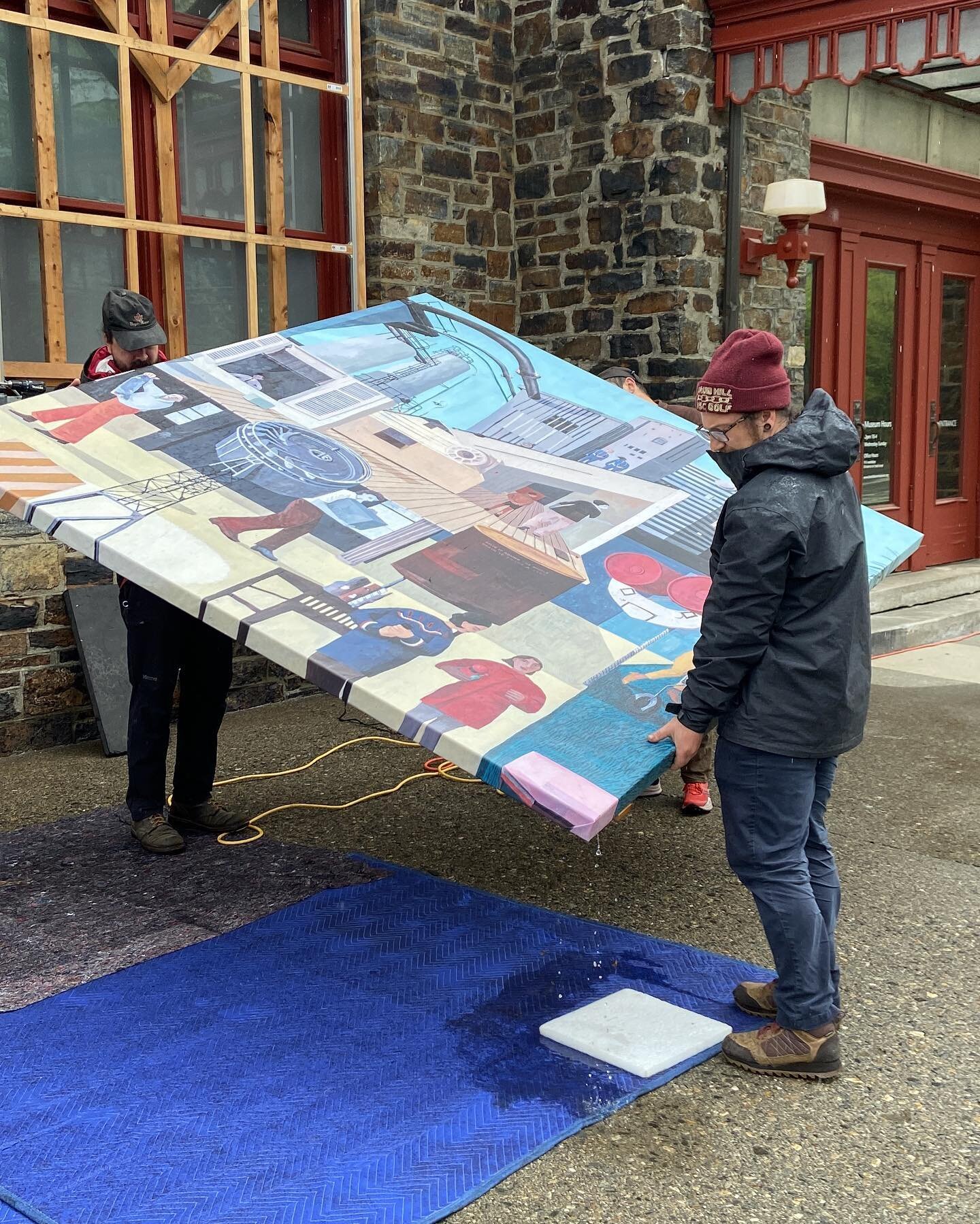 A little rain can&rsquo;t stop us! We&rsquo;re changing over our window panels&mdash;despite the drizzle! Here is a behind-the-scenes peek of the installation of HANNAH MORRIS: MOVEABLE OBJECTS on view beginning May 5, 2023. 

@draw_lucky 

#moveable