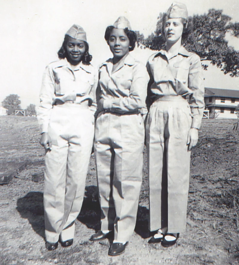 Sarah Keys (middle) in the Women’s Army Corps basic training. Thumbnail and photo courtesy of Mrs. Sarah Keys Evans