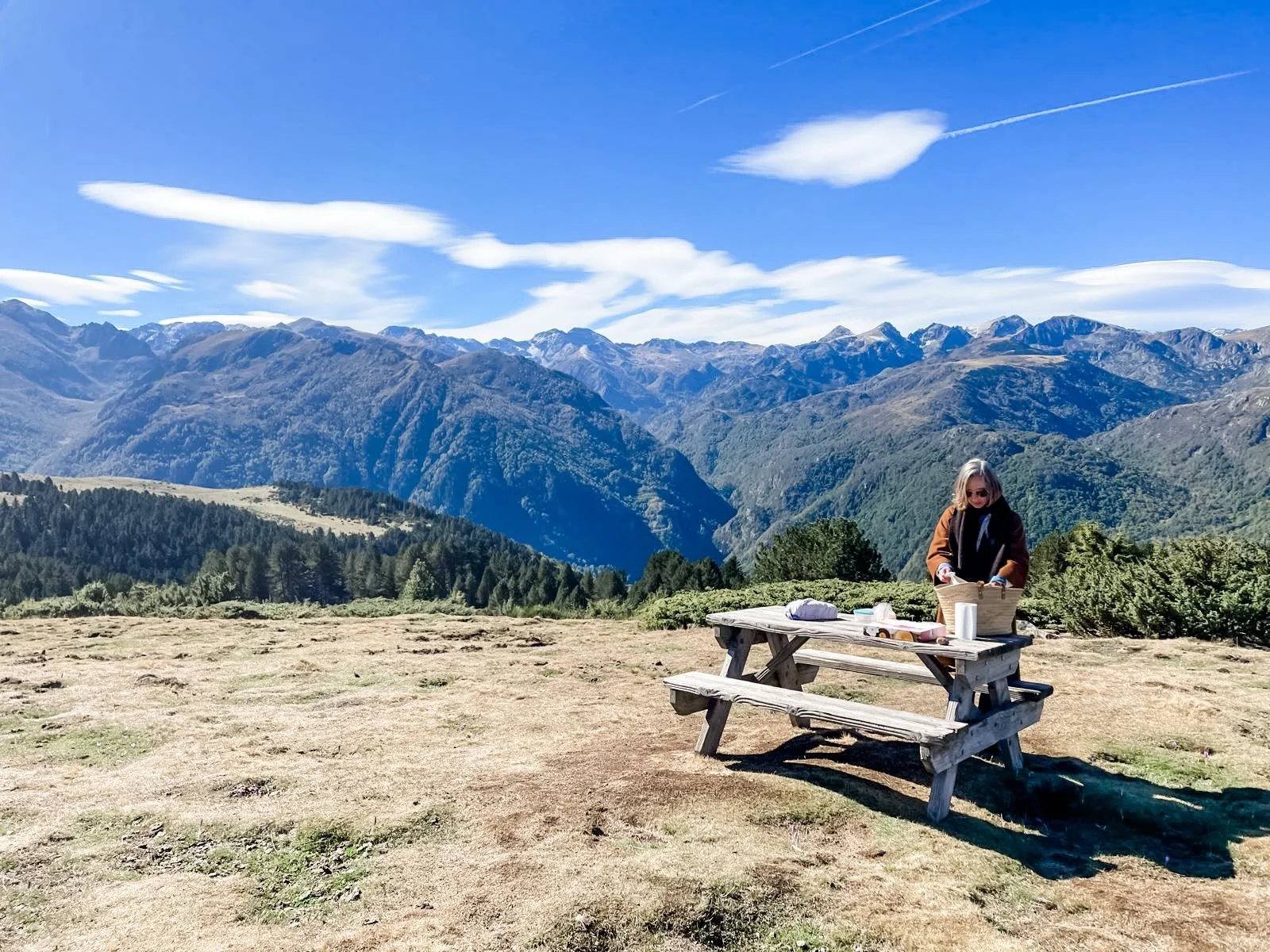 Picnic on the plateau. 
🧀 🥖 🫒 🇫🇷