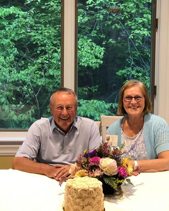 A beautiful, socially distant family dinner of 10 to celebrate 🎉 my parents&rsquo; 5️⃣0️⃣th Wedding Anniversary. 
Couldn&rsquo;t be more perfect 💕 
@kitchendoorfoodco Chef 👩&zwj;🍳 Patty, did a beautiful Indian Butter Chicken 🍗 meal with a Vanill