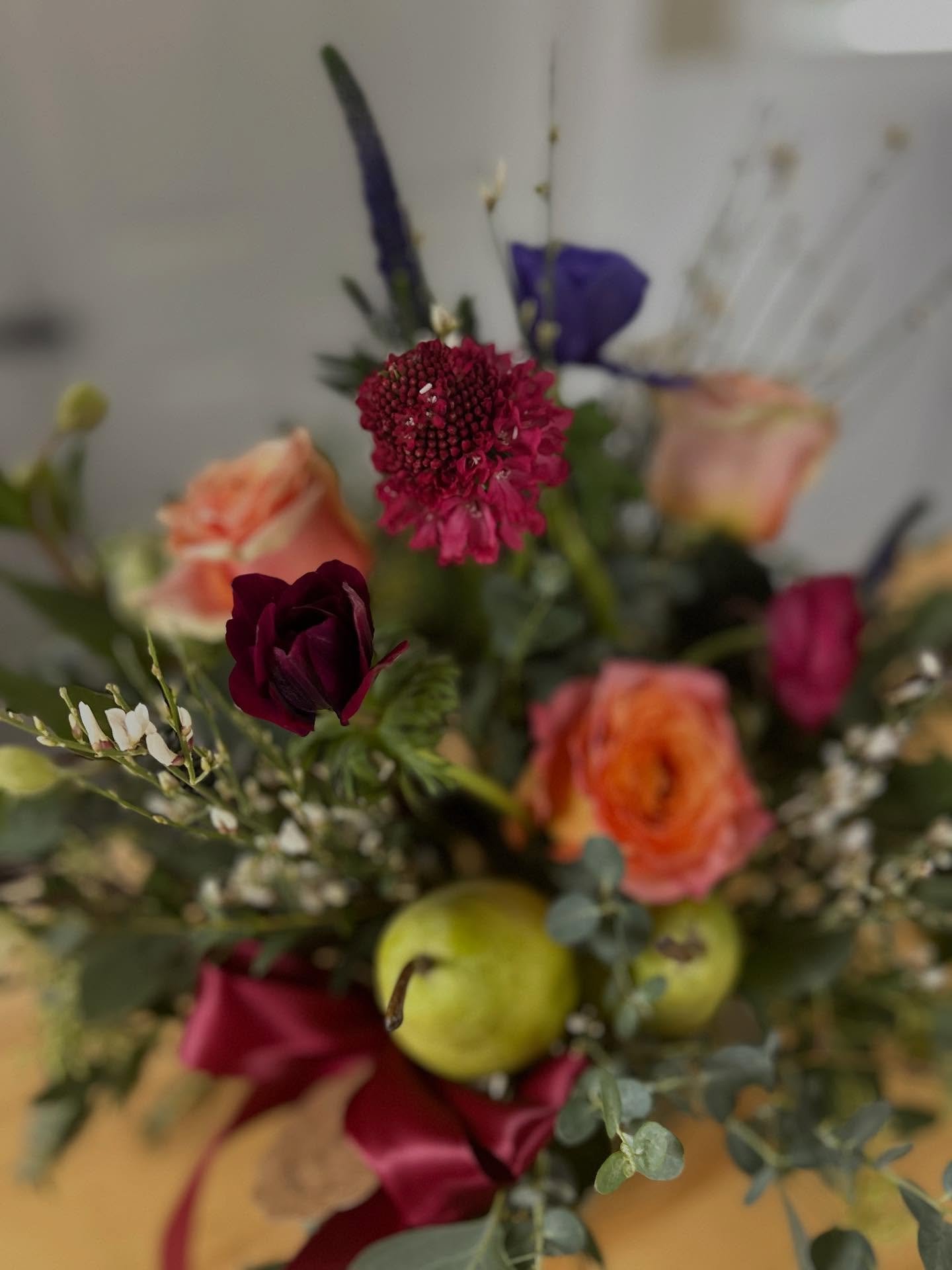 It&rsquo;s time! Adorn your holiday table!
#amerrybflorals 
#kitterypoint 
#holidayflorals