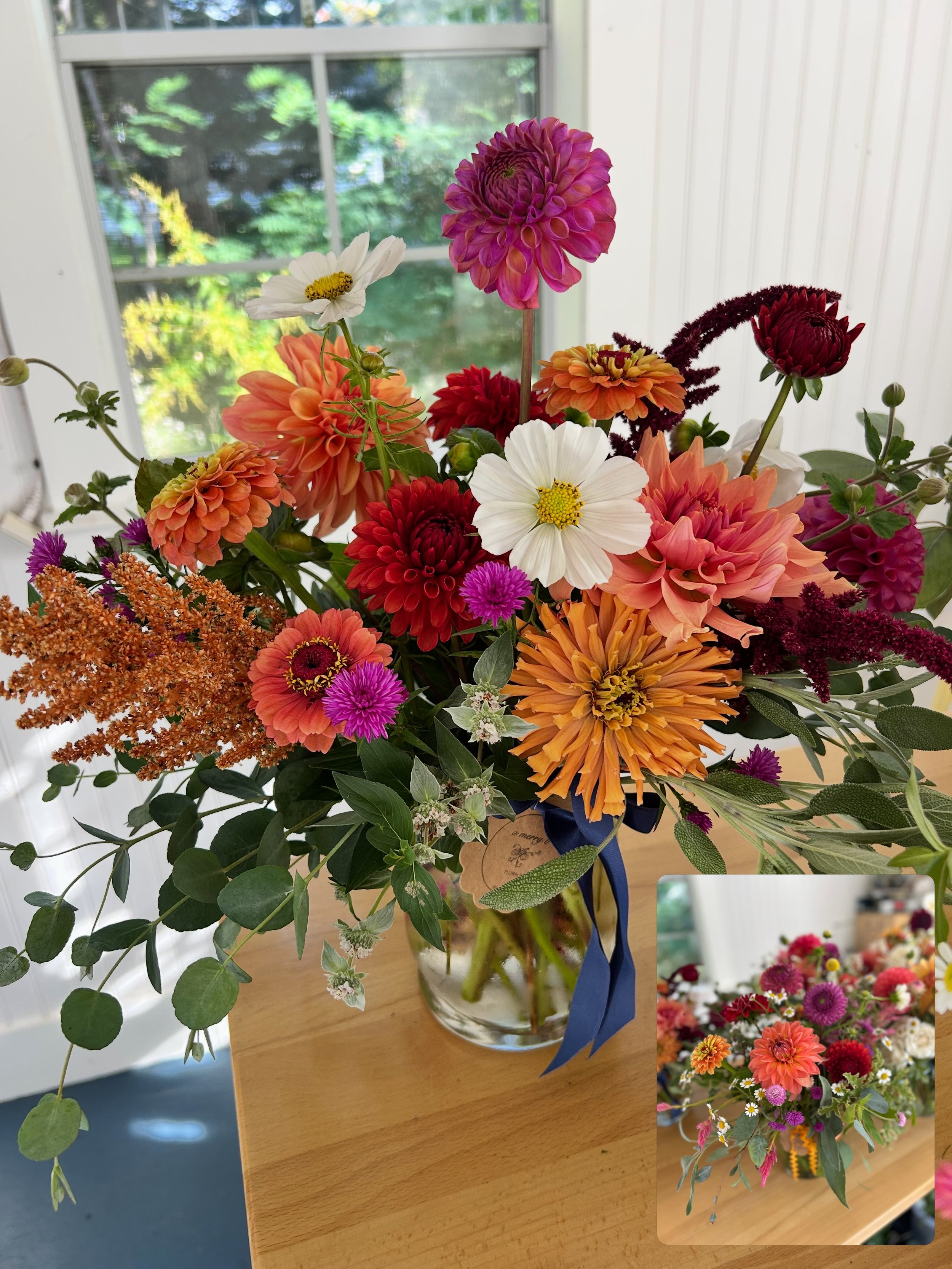 Here&rsquo;s to fall flowers! Our Autumn arrangements went out today for our Flowers for the Seasons subscription holders! Lucky them!😍 Thank you to @omniflorafarm , @ferrisfarmflowers and @nooneyfarm  for the beautiful feature blooms in today&rsquo