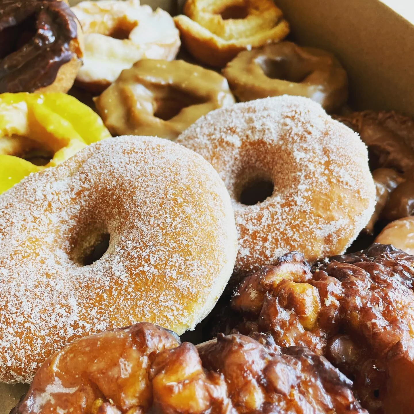 You know it, you love it. This Foodie Friday is brought to you by the one and only Top Pot doughnuts. Why? Because we haven&rsquo;t found anything so far that isn&rsquo;t solved by cinnamon sugar and deep fried dough! Try it😋🍩
