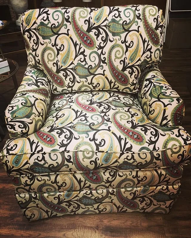 Color - Pattern - Paisley - Swivel @centuryfurniture ... Never Goes Out of Style!!! On our showroom floor!!!
#manoirsnashville #centuryfurniture #chair #swivelchair #upholstery #benchmade #eightwayhandtied #qualityfurniture #nashville #nashvilleinter