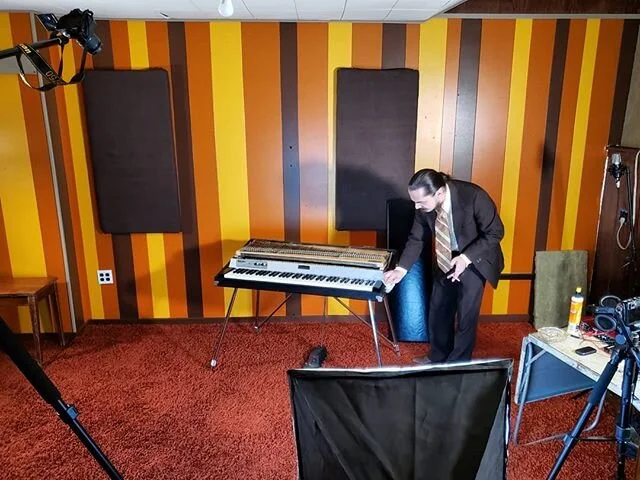 Shooting a gear spotlight in anticipation of Fifth Flavor Studios.

#fifthflavorstudios #rhodes #fenderrhodes #electricpiano #vintage #vintagegear #vintagekeyboard #keyboard #analog #video #videoshoot #music #musicstudio #umami #brainfruit #brainfruitindustries