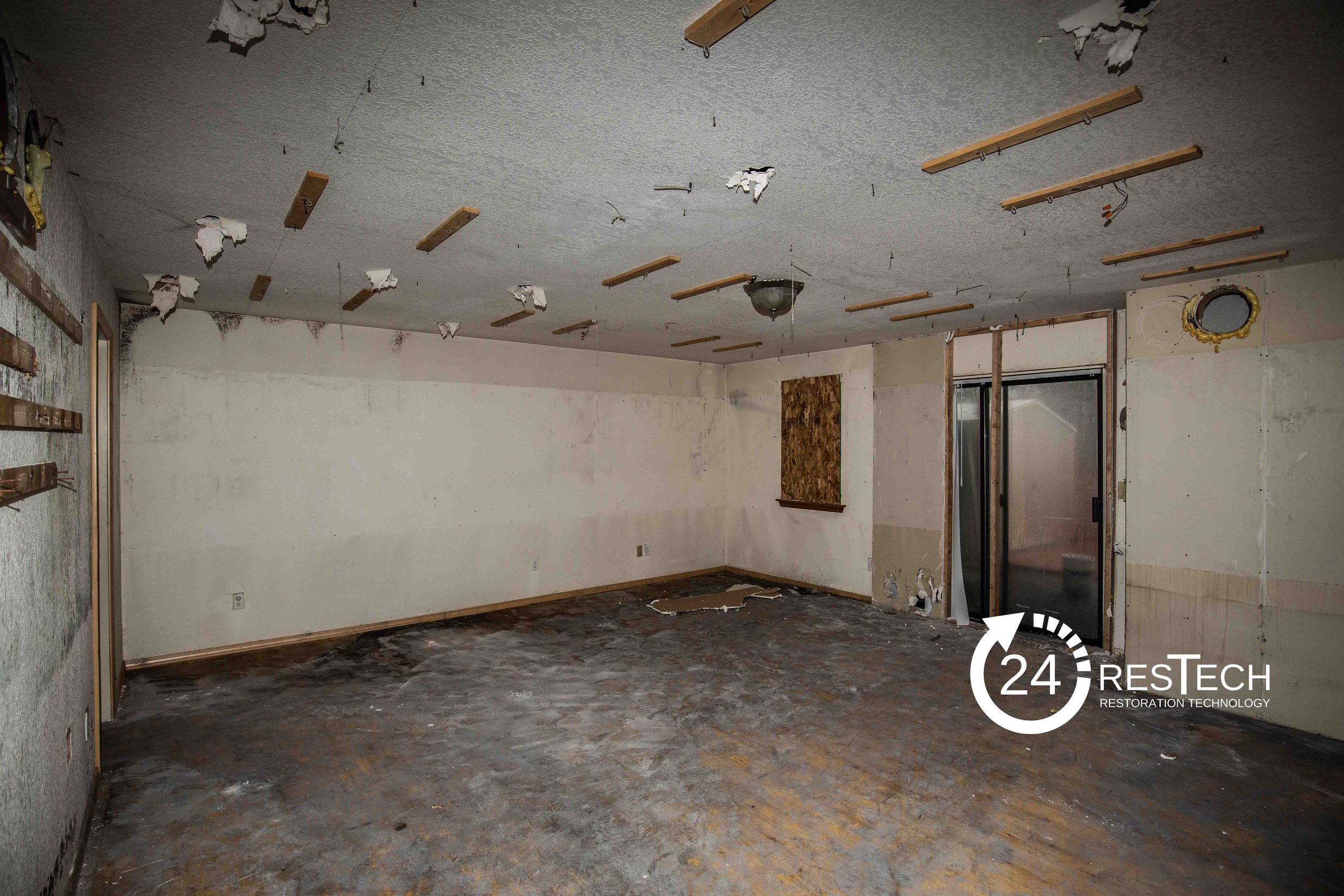 Before | Family Room - Fire Damage Restoration Services - Puyallup | Tacoma