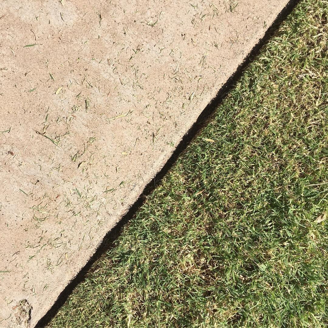 Details matter. They&rsquo;re the difference between something good and something great. The fine shadow separating the lawn and concrete is made by using an edging technique.