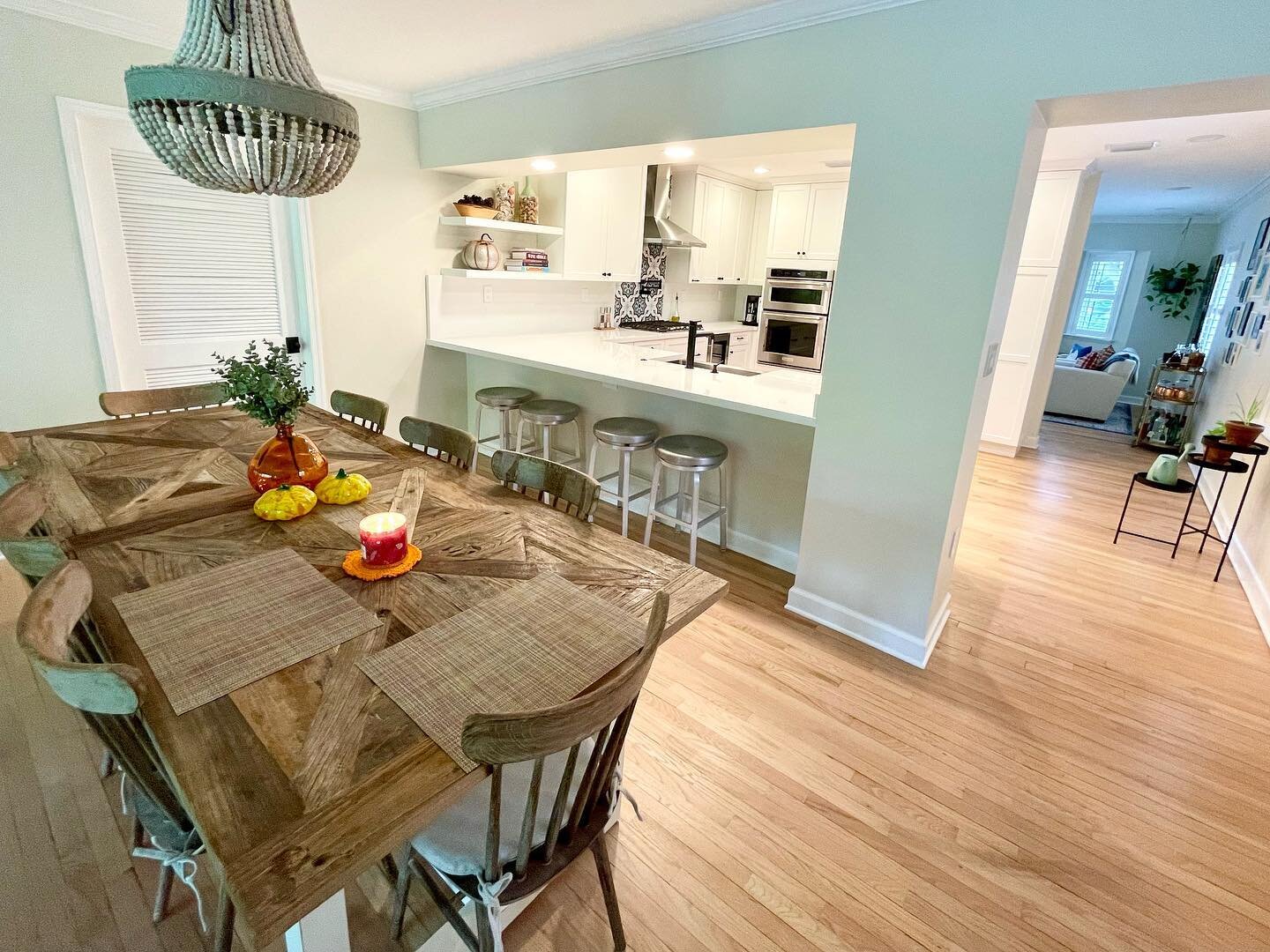 The perfect entertaining space! 🤩 

#DNAgeneralcontracting #QualityIsInOurDNA 
Design credit: @buck_reilly_architect 
. 
.
.
.
.
#KitchenRemodel #HomeImprovement #GeneralContractor #FortLauderdaleGeneralContractor #MiamiGeneralContractor #GeneralCon