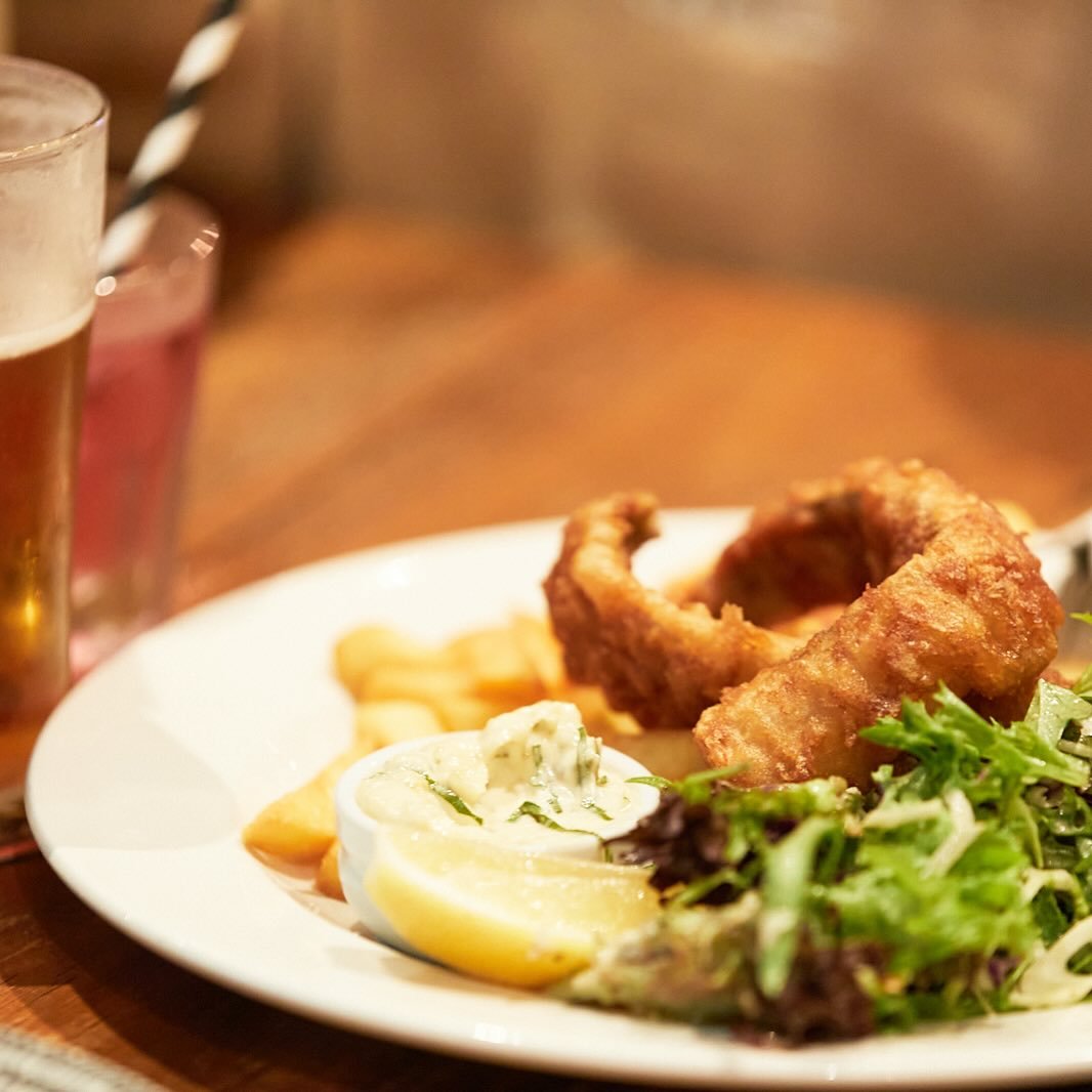 It&rsquo;s Friday and our minds are turning to crunchy fish, salty chips and cold beer - and now yours are too! Seems like there&rsquo;s only one way forward. See you at the Peacock! Happy Hour 4.30 - 6.30 ☺️