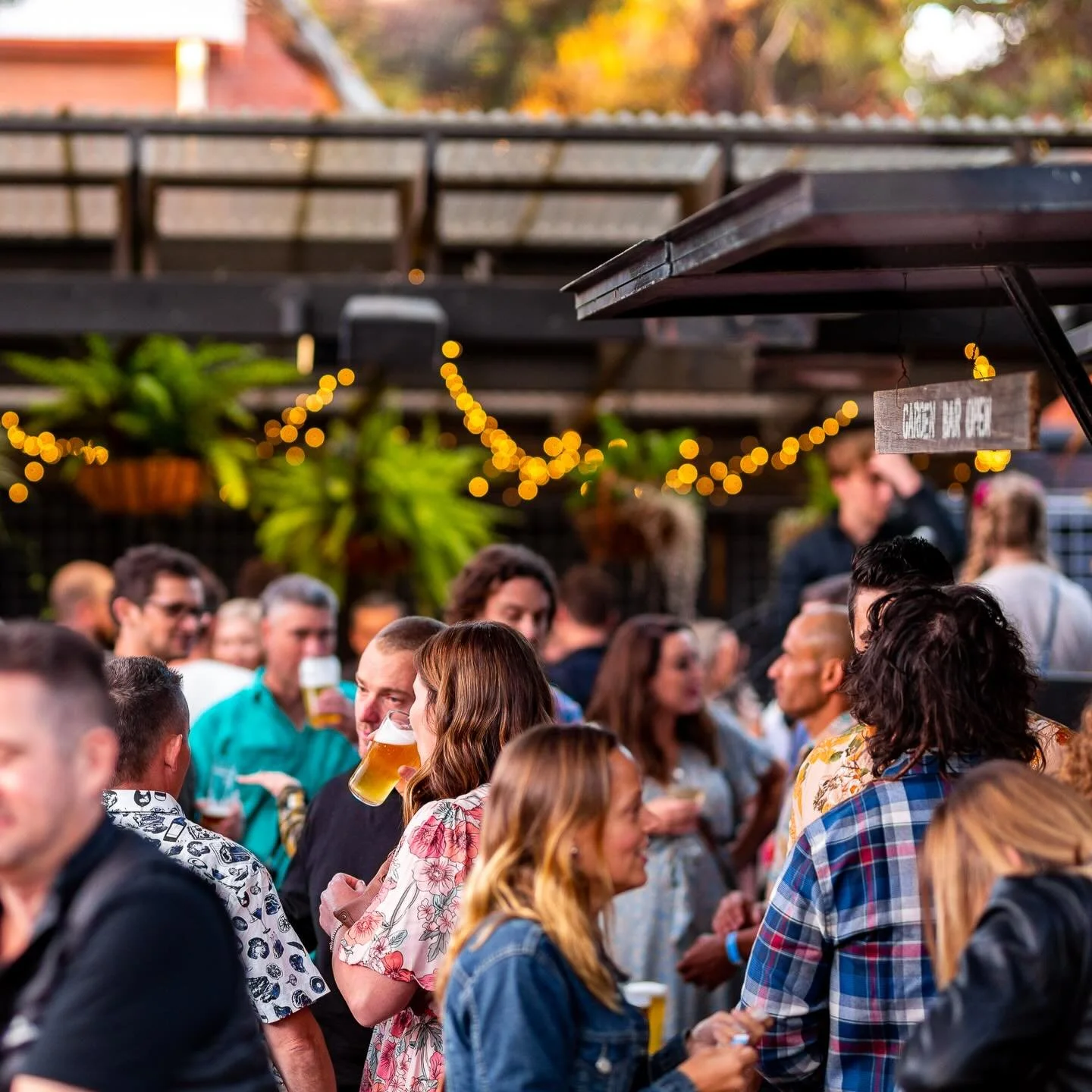 It&rsquo;s Easter Eve (is that a thing? It is now!) Come and kick off the long weekend at The Peacock!

We&rsquo;ve got Thirsty Thursday drink specials - including Schooners by the Hour ($6 schooners from 6pm, $7 schooners from 7pm etc). 

Come on, l