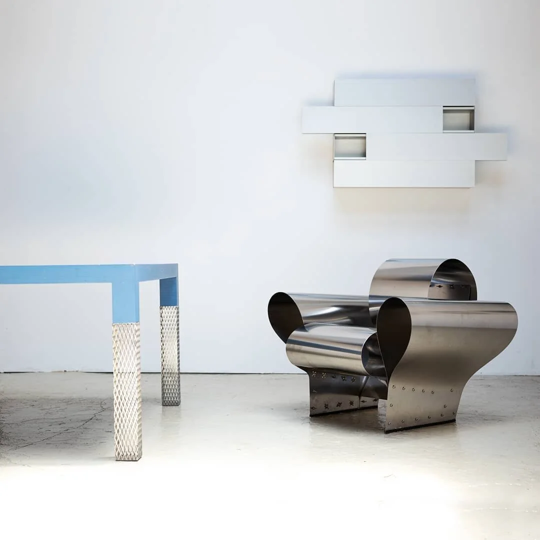 この度、ATELIER-GALLERYは、江戸川区小松川のObjet d’ artにて、企画展示「80’s~ -デザインの再定義-」を開催いたします。
今回の企画展示では、ロン・アラッド、倉俣史朗、黒川紀章、内田繁といった
各デザイナーの作品の中から、 80年代以降に発表された作品を、
「デザインの再定義」をコンセプトにセレクトしました。
いわゆる「モダニズム」に対する反動として現れたとされる、 ポストモダンのスタイルは1980年代に世界を席巻しました。
元来は近代建